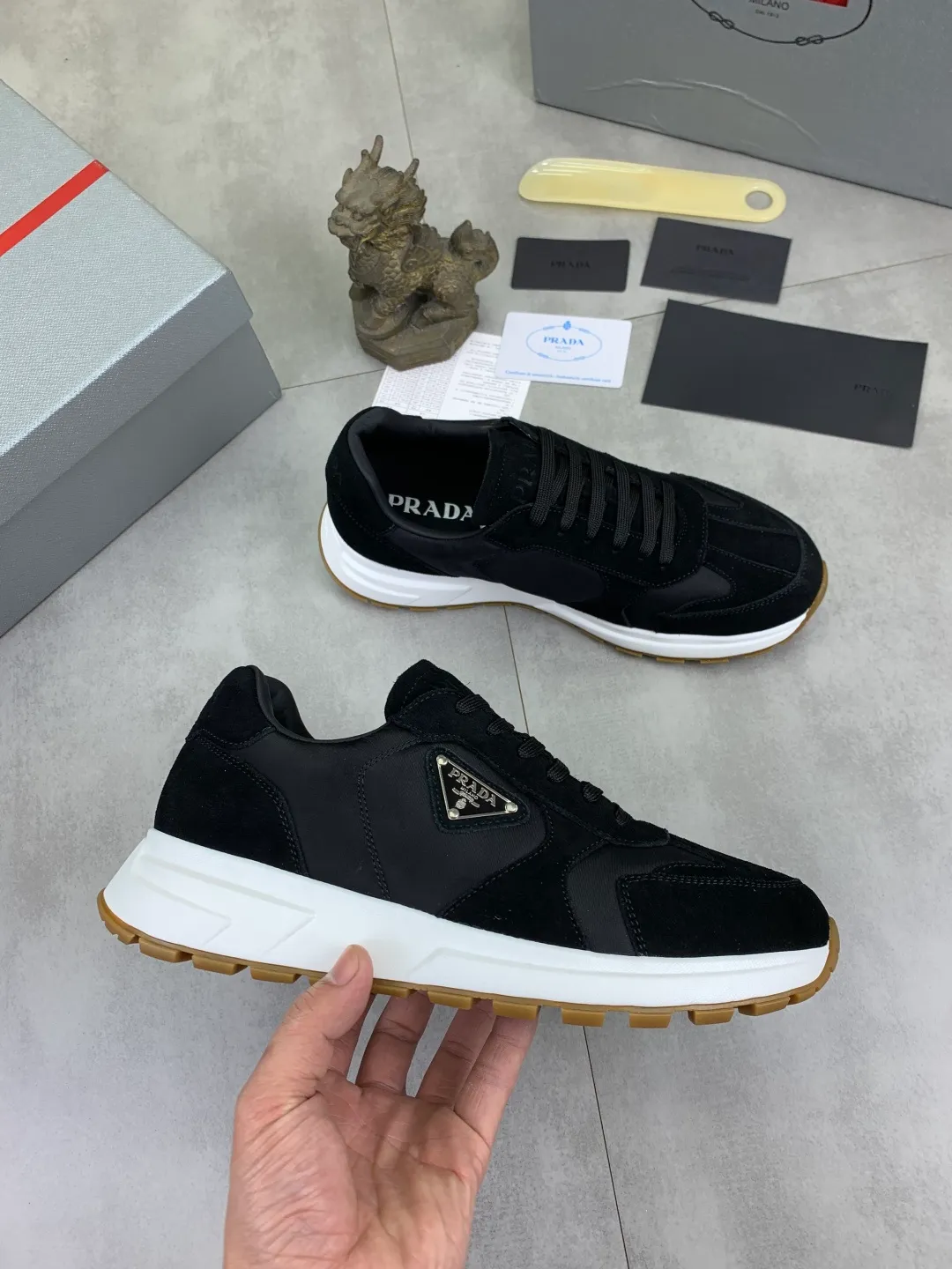 Men's shoes P560 💰 [New style] popular models are on the official website, 🆘 The trendy brand (Prada) mainly promotes popular models, avant-garde and versatile fashionable men's shoes private version mold opening, cowhide surface splicing 1:1.. Fashionable and simple, original imported cowhide lining cowhide feet; the atmosphere and personality are more fashionable, eye-catching and pursuing class. It will subvert the old ideas and be a must-have for fashionistas who want to spend time with you! Must keep it! Tall and comfortable, large and low, high-end quality workmanship. Code number: 38-44 (45 customized) 5️⃣ colors available.